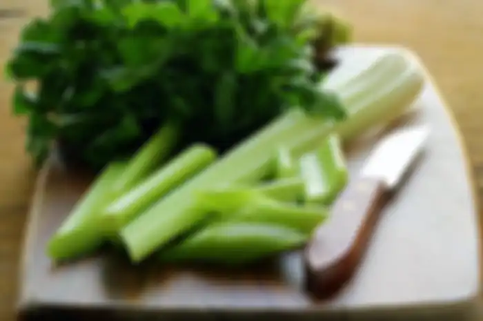 Seledri adalah salah satu makanan yang dapat membantu mengontrol kadar gula darah. Seledri mengandung serat yang dapat meningkatkan metabolisme gula.