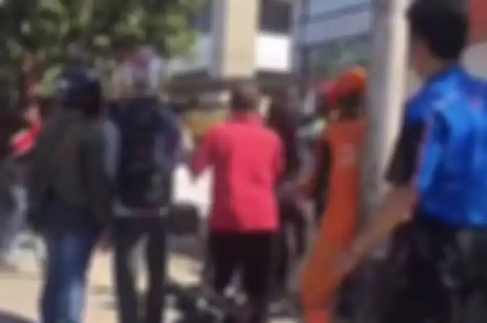 Pengeroyokan driver ojol oleh dua orang sopir, bermula dari senggolan.