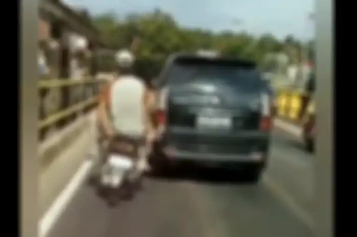 Suzuki Spin dipakai mendorong mobil