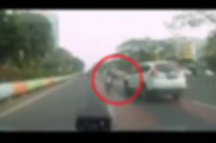 Nyaris adu banteng, pemotor nekat lawan arus di jalur ramai