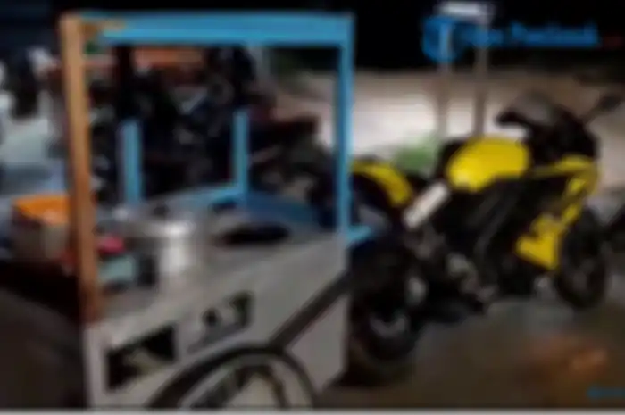 Penjual siomay naik motor sport Yamaha R15