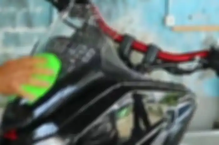 Cara mudah membersihkan windshield skutik Yamaha NMAX.