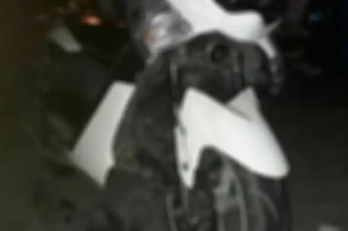 Yamaha NMAX rusak ditabrak Yamaha Fino dari belakang, insiden kecelakaan terjadi di Sukoharjo.