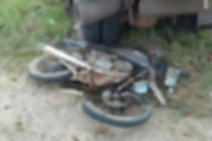 Motor dinas anggota polisi ringsek setelah ditabrak truk CPO, korban meninggal dunia.
