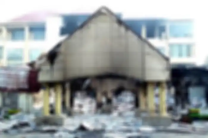 Kondisi gedung DPRD Papua Barat yang terbakar pascakerusuhan di Manokwari, Papua Barat, Senin (19/02/2019). Suasana Manokwari mulai kondusif pascaaksi kerusuhan akibat kemarahan atas peristiwa yang dialami mahasiswa asal Papua di Surabaya, Malang dan Semarang.