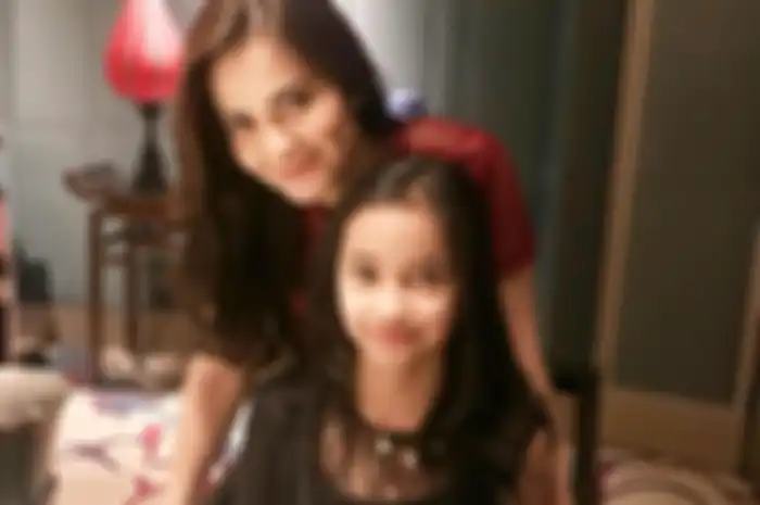 Sydney Azkassyah dan Mama, Cut Tari