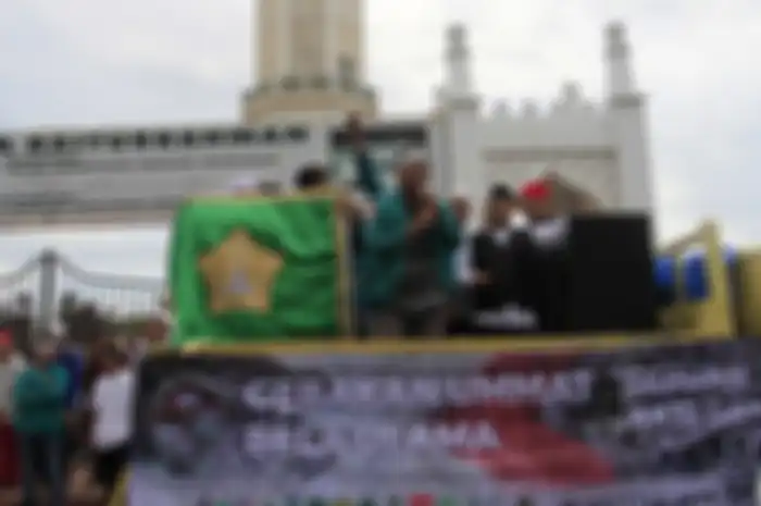 Aksi demonstrasi bela Ustaz Abdul Somad (UAS) berlangsung di pinggir jalan depan Masjid Raya Baiturahman, Kota Banda Aceh, Jumat (23/8/2019). Ratusan massa dari berbagai ormas, OKP, santri, dan mahasiswa di Aceh melakukan aksi damai bela UAS yang beberapa waktu lalu telah dilaporkan ke polisi karena