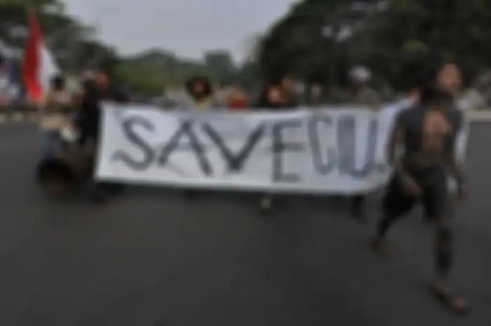 Sejumlah Mahasiswa Pencinta Lingkungan (MAPALA) Banten menggelar aksi teatrikal di depan Kantor Bupati Serang, di Serang, Banten, Senin (26/8/2019)