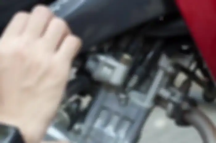 Cara mengecek busi motor injeksi yang aman.