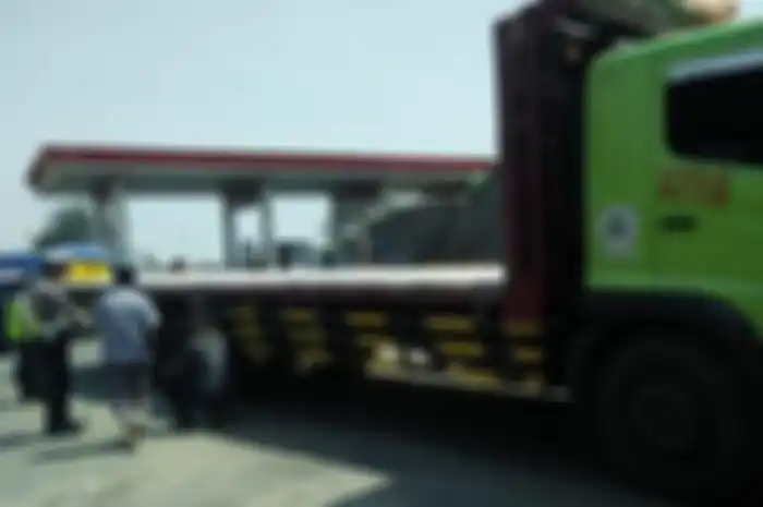 Kecelakaan melibatkan tiga Kendaraan terjadi di Desa Sukolilo, Kecamatan Bancar, Kabupaten Tuban, Senin (26/8/2019). 