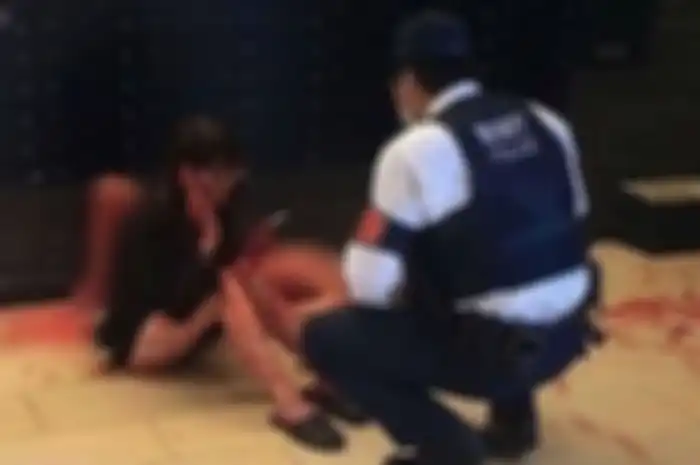 Ditemukan Berlumuran Darah Sambil Duduk Santai di Samping Mantan Pacarnya yang Terluka, Wanita ini Bak Psikopat