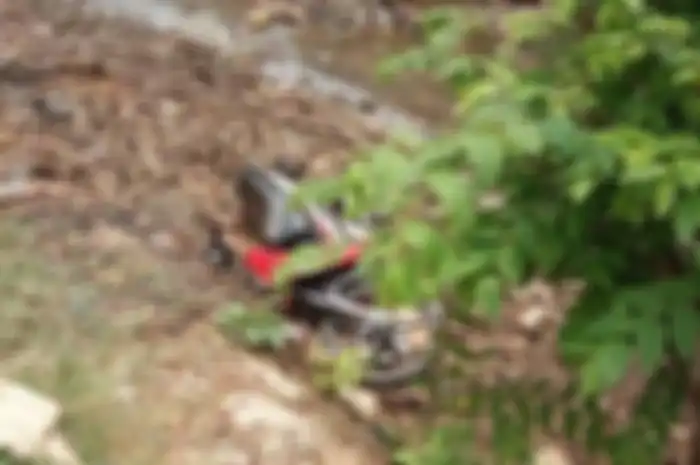 Suzuki Smash teronggok di Kali Krukut diduga korban begal