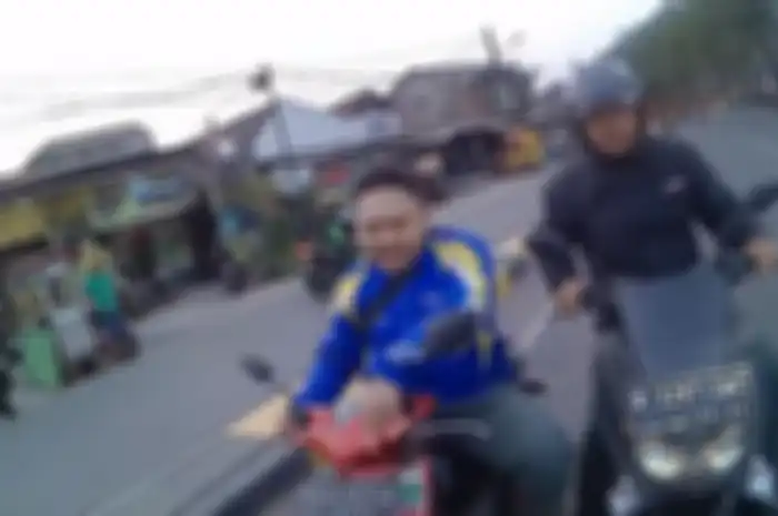 Motovlogger nyaris bentrok dengan gerombolan pemotor yang lawan arah di flyover Buaran, Jaktim.