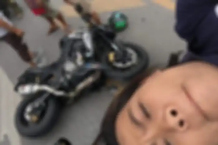 Jintamas dan Kawasaki Z1000 yang ringsek menabrak Toyota Hilux