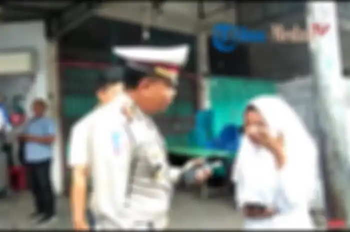 Seorang mahasiswi menangis kena razia Operasi patuh Toba 2019
