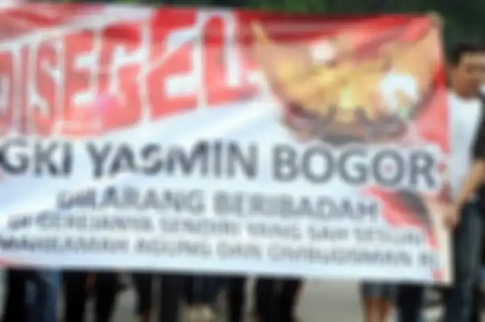 Protes penyegelan GKI Yasmin pada Januari 2012 di depan Istana Presiden, Jakarta.