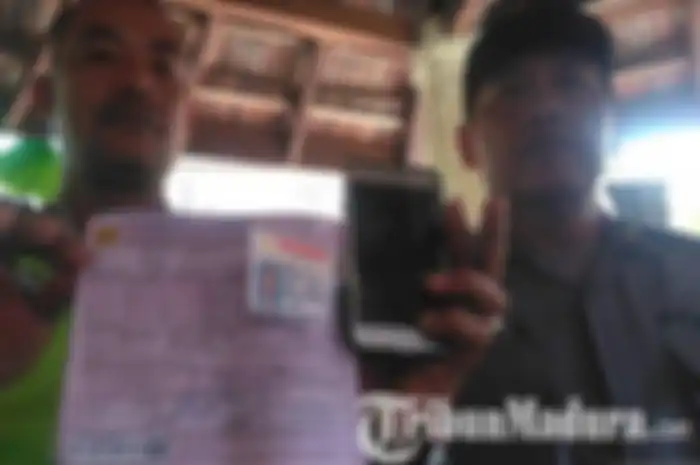 Oknum driver ojek online (ojol) mengaku sebagai wartawan, bahkan mengancam akan memviralkan petugas kepolisian yang akan menilangnya.