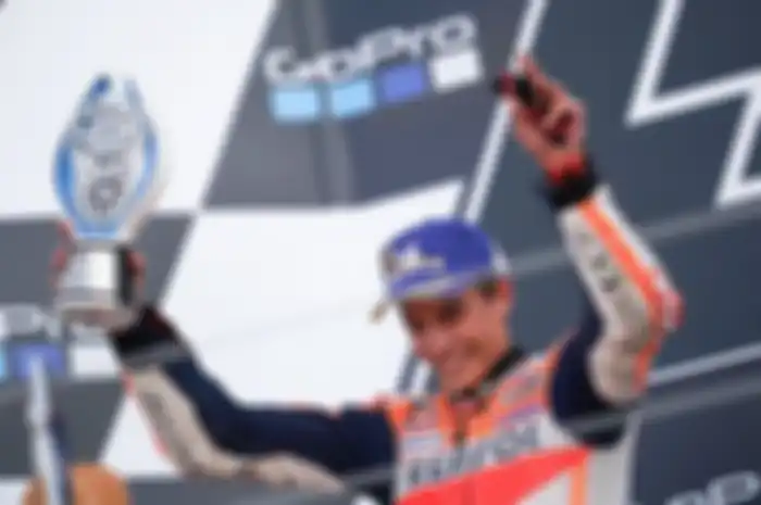 Marc Marquez tersenyum kecut harus puas podium 2 di MotoGP Inggris 2019 kalah tipis banget dari Alex Rins