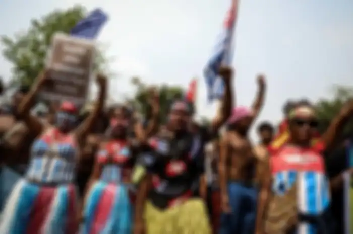 Mahasiswa Papua menggelar aksi demonstrasi di Jalan Medan Merdeka Utara, Jakarta Pusat, Rabu (28/8/2019). Massa aksi menuntut agar rasialisme terhadap rakyat Papua dihentikan dan menuntut pemerintah membuka kembali akses internet di Papua.
