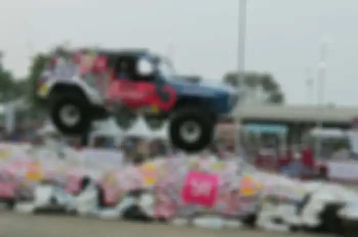 Atraksi Gajah Monster di Otobursa Tumplek Blek 2019.