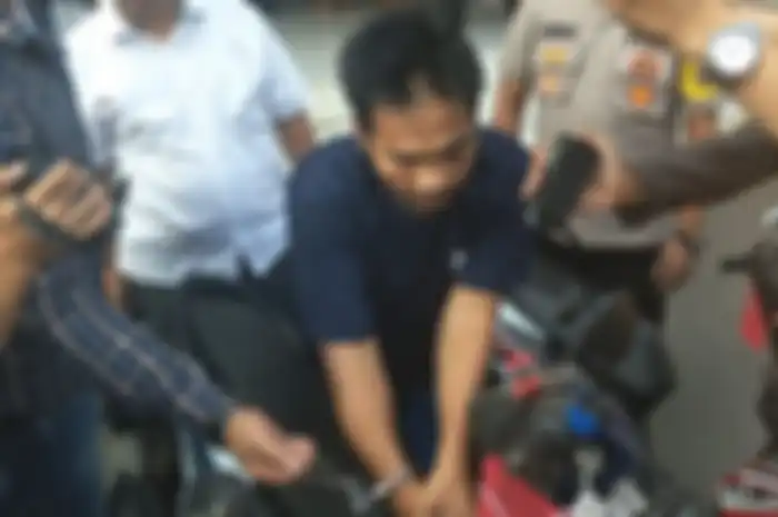 Empat pencuri sepeda motor diamuk dan ditelanjangi warga Jatinegara