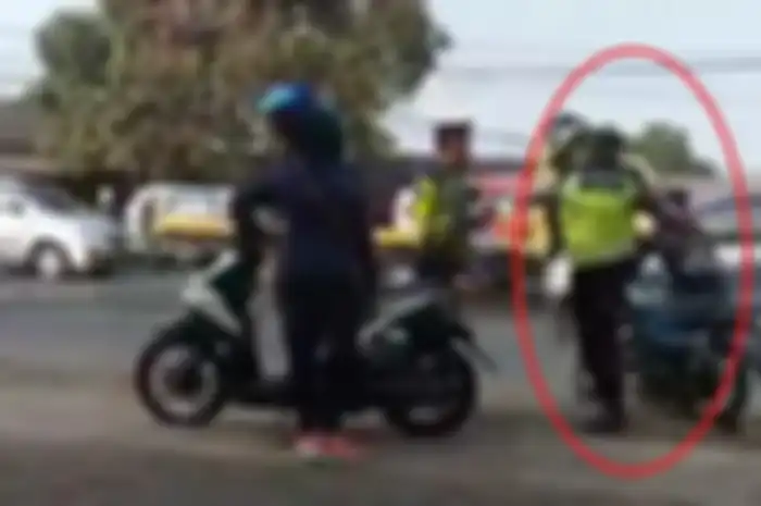 Oknum polisi tendang pemotor RX King sampai terpental di aspal.
