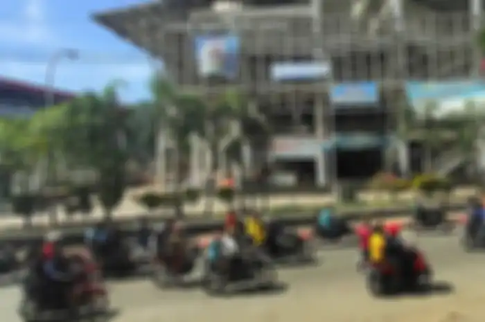 Sejumlah warga mengendarai kendaraan melintasi Pasar Mama Mama Papua seusai aksi unjuk rasa di Jayapura, Papua, Jumat (30/8/2019). Sejumlah bangunan dan kendaraan terbakar saat aksi unjuk rasa yang berakhir rusuh di Jayapura, Kamis kemarin, masih terkait memprotes dugaan tindak rasisme kepada mahasi