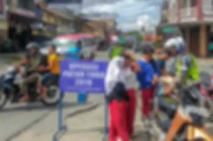 Polisis menindak tiga pelajar yang melakukan pelanggaran lalu lintas saat Operasi Patuh Toba 2019, Jumat (30/8/2019).