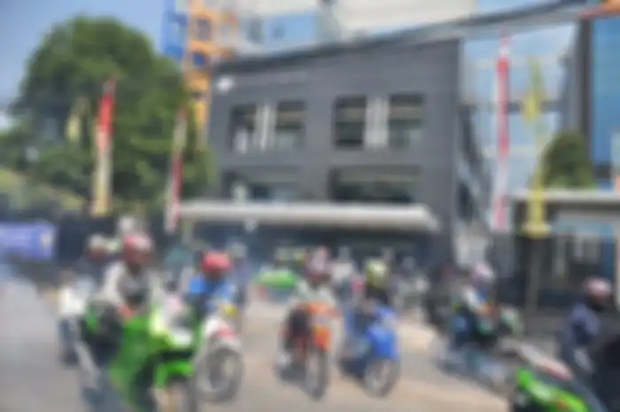 Ratusan biker riding motor 2-tak dalam gelaran Two Stroke Day rolling thunder dari markas besar Motorplus-online.com ke Otobursa Tumplek Blek 2019 di Parkir Timur GBK Senayan