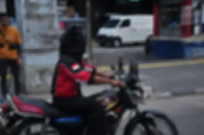 Aksi bikers tutup mata di atas Yamaha RX-King dari mabes Otomotif Grup ke Parkir Timur Senayan