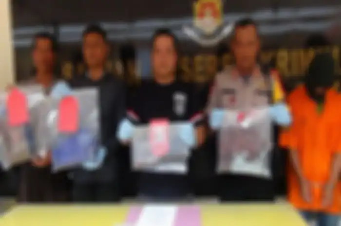 Polres Palangkaraya menunjukkan barang bukti pembunuhan kepada para wartawan