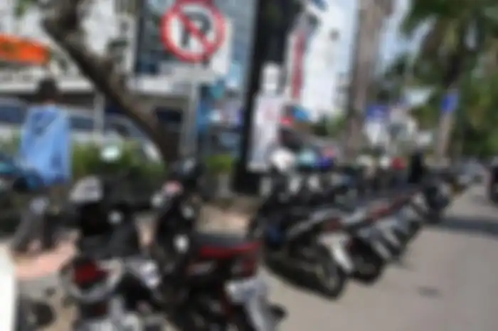 ILUSTRASI parkir liar. Awas parkir motor sembarangan di depan mal daerah Jakarta Barat ini, dalam sehari dua motor hilang digondol maling.