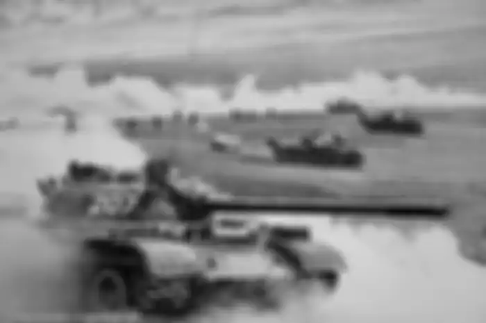 Dalam serangan besar-besaran, ratusan tank Arab modern mulai bergerak naik dari dasar lembah berharap untuk mengambil tempat yang lebih tinggi.