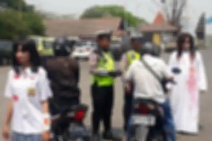 Scarry movie berkostum kuntilanak ikut operasi patuh Semeru 2019 di terminal Bus Bunder Kecamatan Kebomas Gresik, Selasa (3/9/2019). 