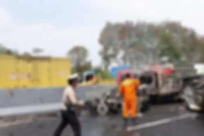 Sebuah Truck Mitsubishi Colt Diesel terbakar dan gosong dalam kecelakaan di Tol Cipularang, Senin (2/9/2019).