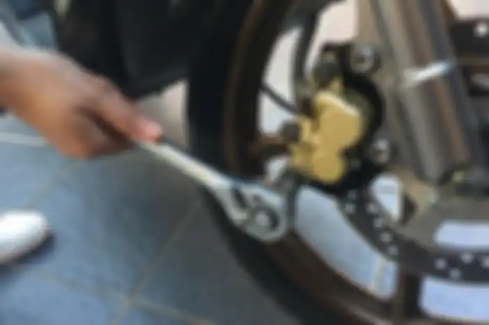 Membuka baut jangan sampai salah biar enggak dol atau selek.