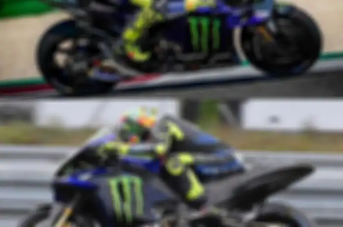 Motor M1 Valentino Rossi dengan perangkat baru cover cakram rem depan, swingarm karbon dan knalpot baru (atas) berbanding motor M1 standar tanpa cover rem cakram depan dan swingarm aluminium