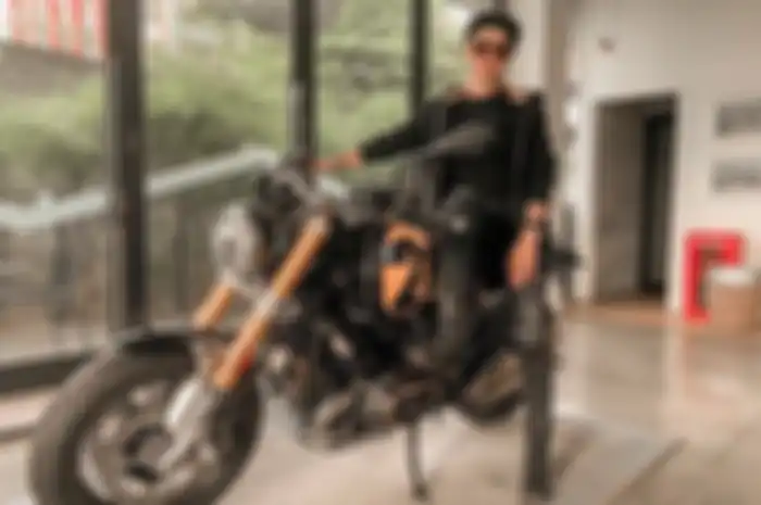 Nikita Mirzani dengan moge BMW R nine T Spezial.