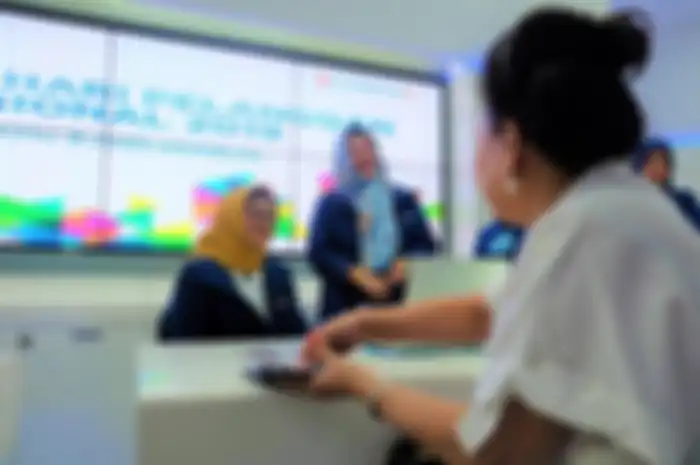 CEO XL Axiata, Dian Siswarini sedang melayani salah satu pelanggan di gerai XL Xplor dalam rangka peringatan Hari Pelanggan Nasional 2019 di Jakarta, Rabu (4/9)