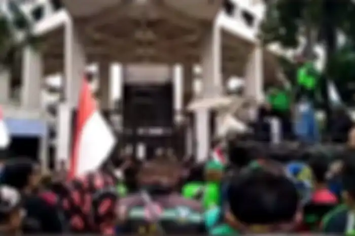 Ratusan driver ojol nyanyikan 