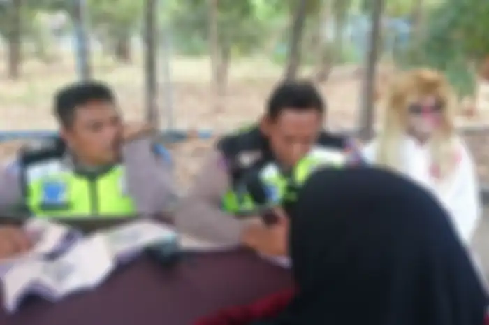 Razia oleh kepolisian Gresik ditemani kuntilanak