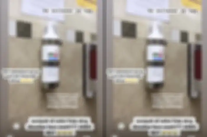 Sabun cuci muka mahal di toilet kampus FISIP Unpar.