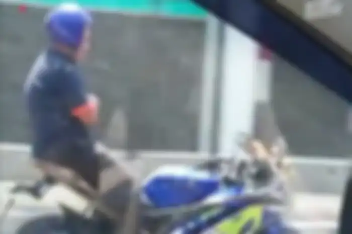 Biker Yamaha R15 beratraksi di atas motornya