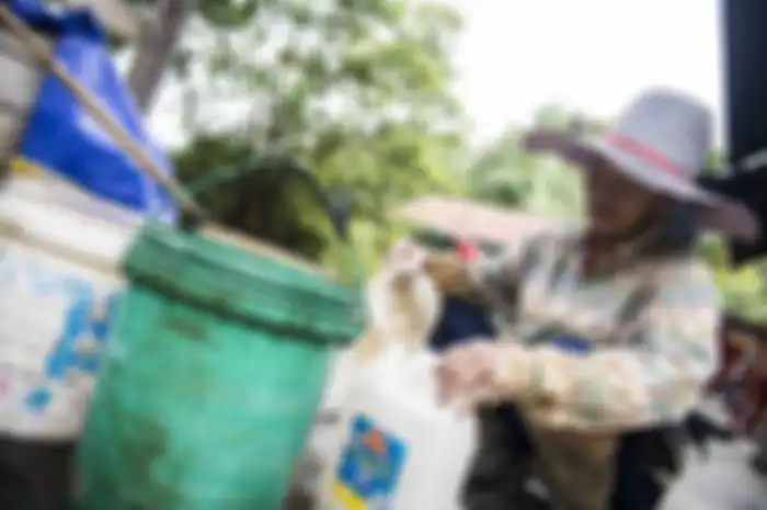 Foto dirilis Selasa (2/9/2019), memperlihatkan seorang warga memasukkan air sumur ke dalam jeriken di pondok pengolahan garam gunung, Desa Long Midang, Krayan, Nunukan, Kalimantan Utara. Walapun di dataran tinggi, masyarakat Dayak Lundayeh di Krayan mampu mengolah garam dengan hasil kualitas sangat 
