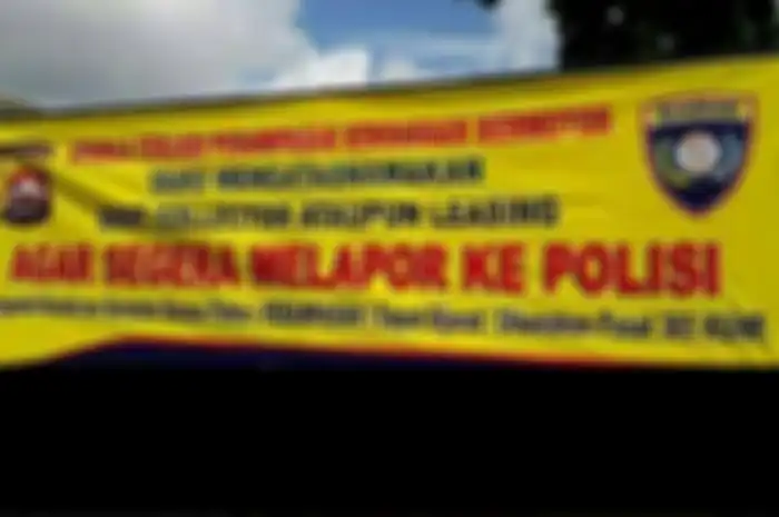 Spanduk supaya melapor polisi bila terjadi perampasan oleh debt collector