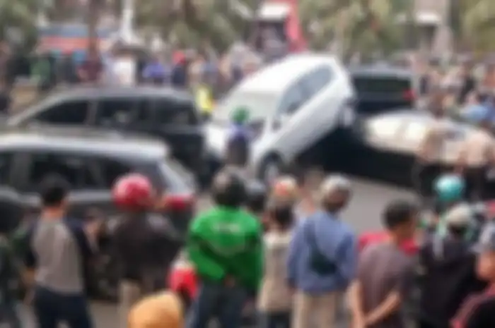 Kecelakaan beruntun membuat macet total, pemotor sampai bingung mencari jalan