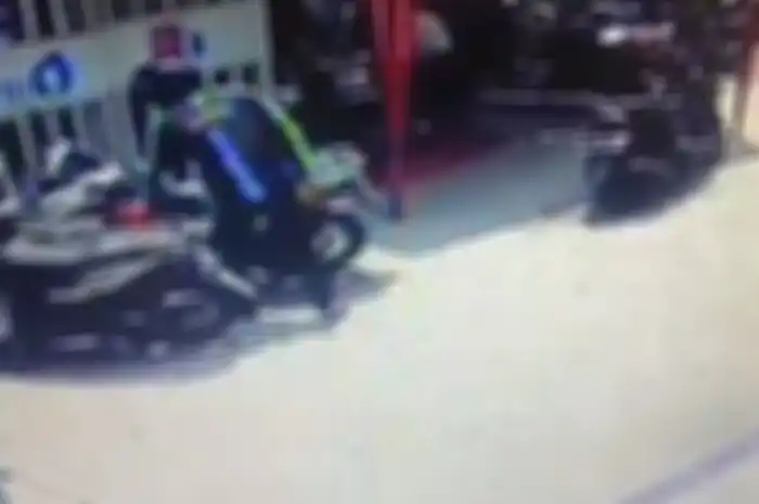 Oknum driver ojol ketahuan mencuri ponsel.