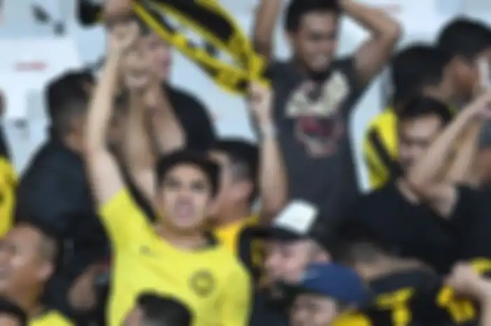 Menpora Malaysia Syed Saddiq Syed Abdul Rahman termasuk dalam suporter Malaysia yang sempat ditahan di dalam stadion GBK, sementara aparat berusaha mengamankan kerusuhan di luar.