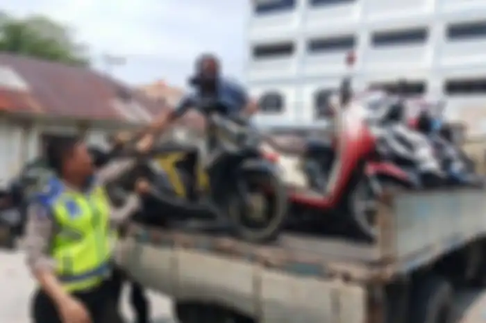 Motor yang ditilang tengah dinaikkan ke truk