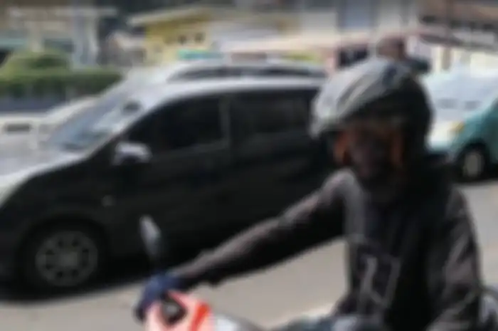 Pemotor yang nekat lewat trotoar dan hampir menabrak pejalan kaki